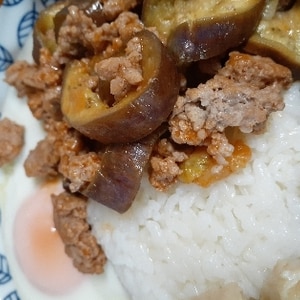 子供が喜ぶ(^^)ナスと合挽肉の簡単ボロネーゼ丼♪